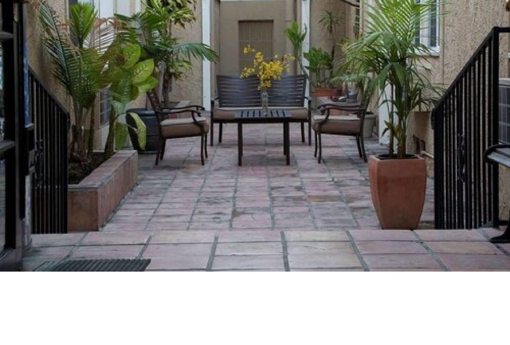 Wilshire Crest 3*