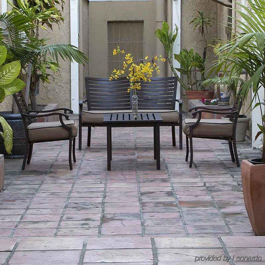 Wilshire Crest Hotel 3*