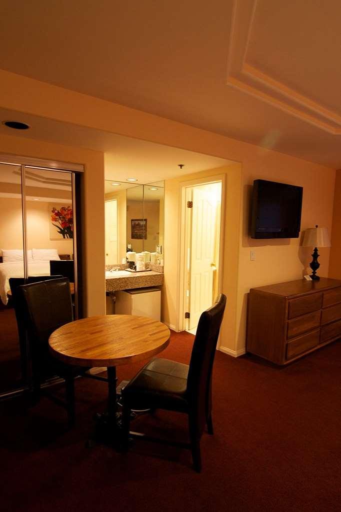 Wilshire Crest Hotel 3*