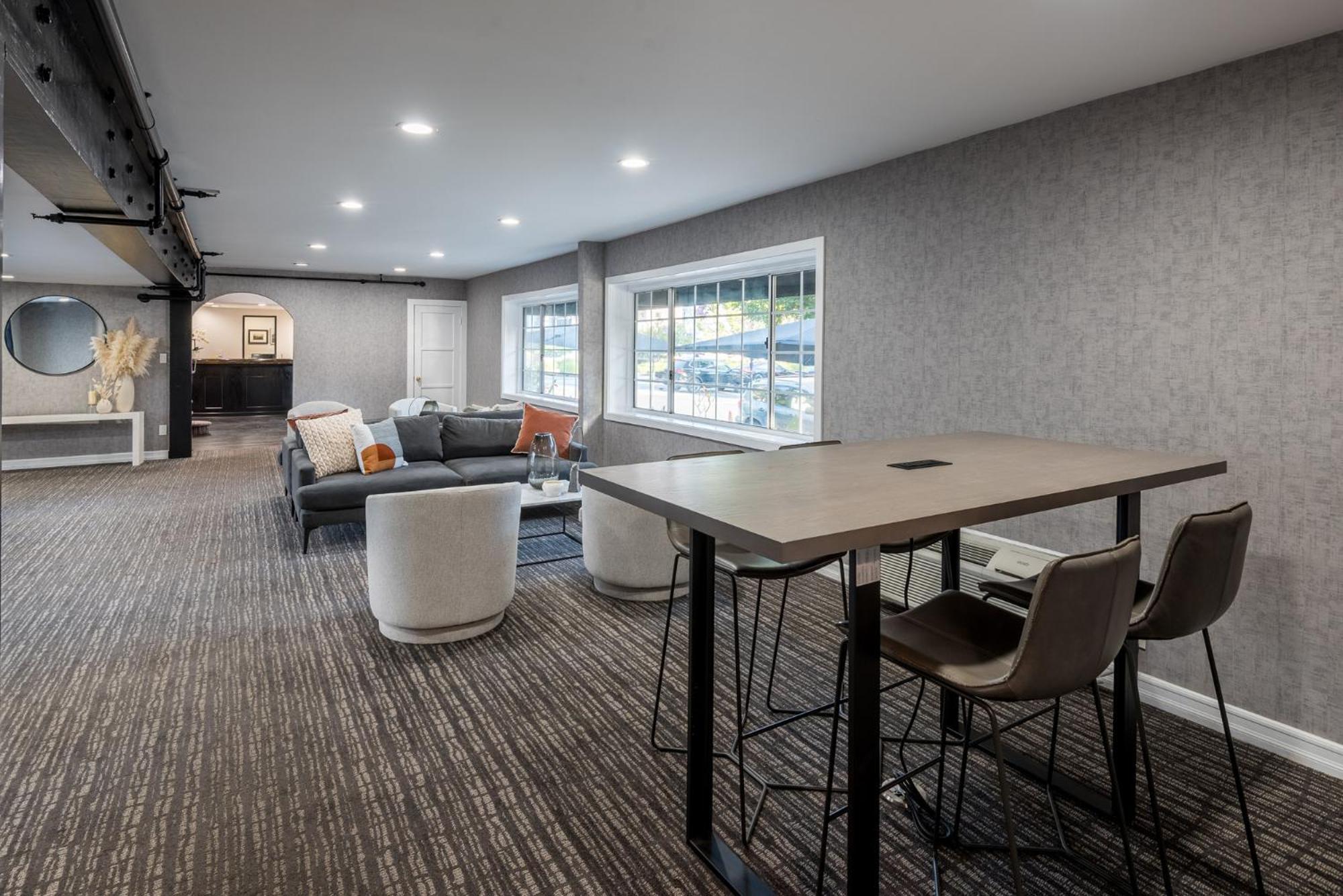 Wilshire Crest 3*