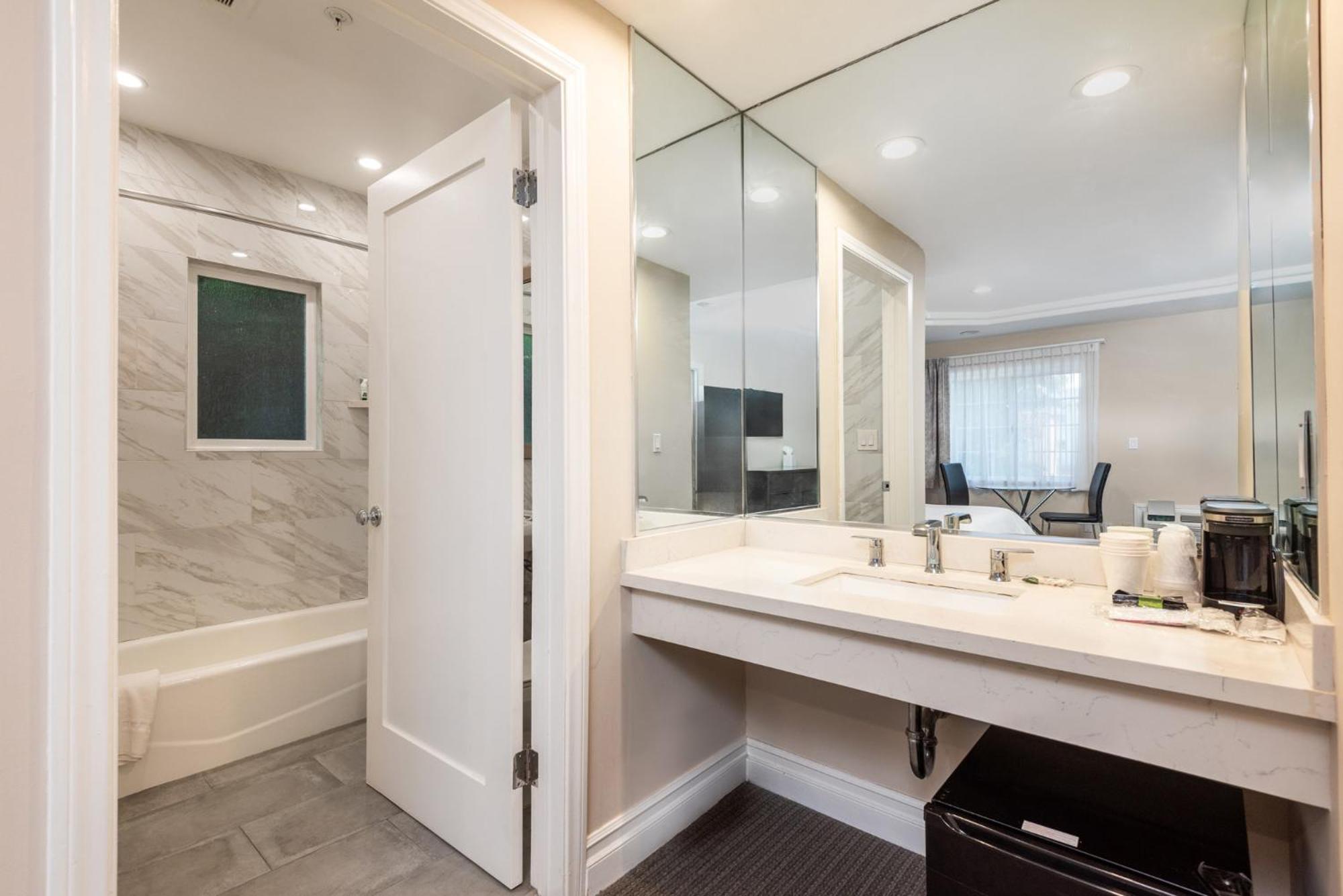 Hotel Wilshire Crest 3*